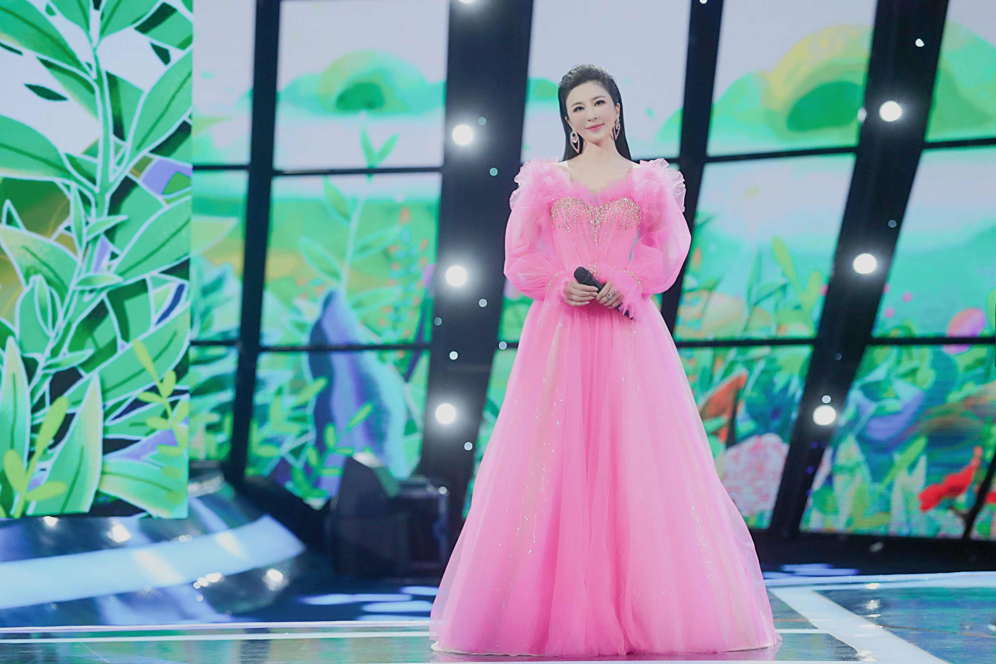 冬奥文化推广使者伊丽媛再度加盟中国文联百花迎春 (4).jpg