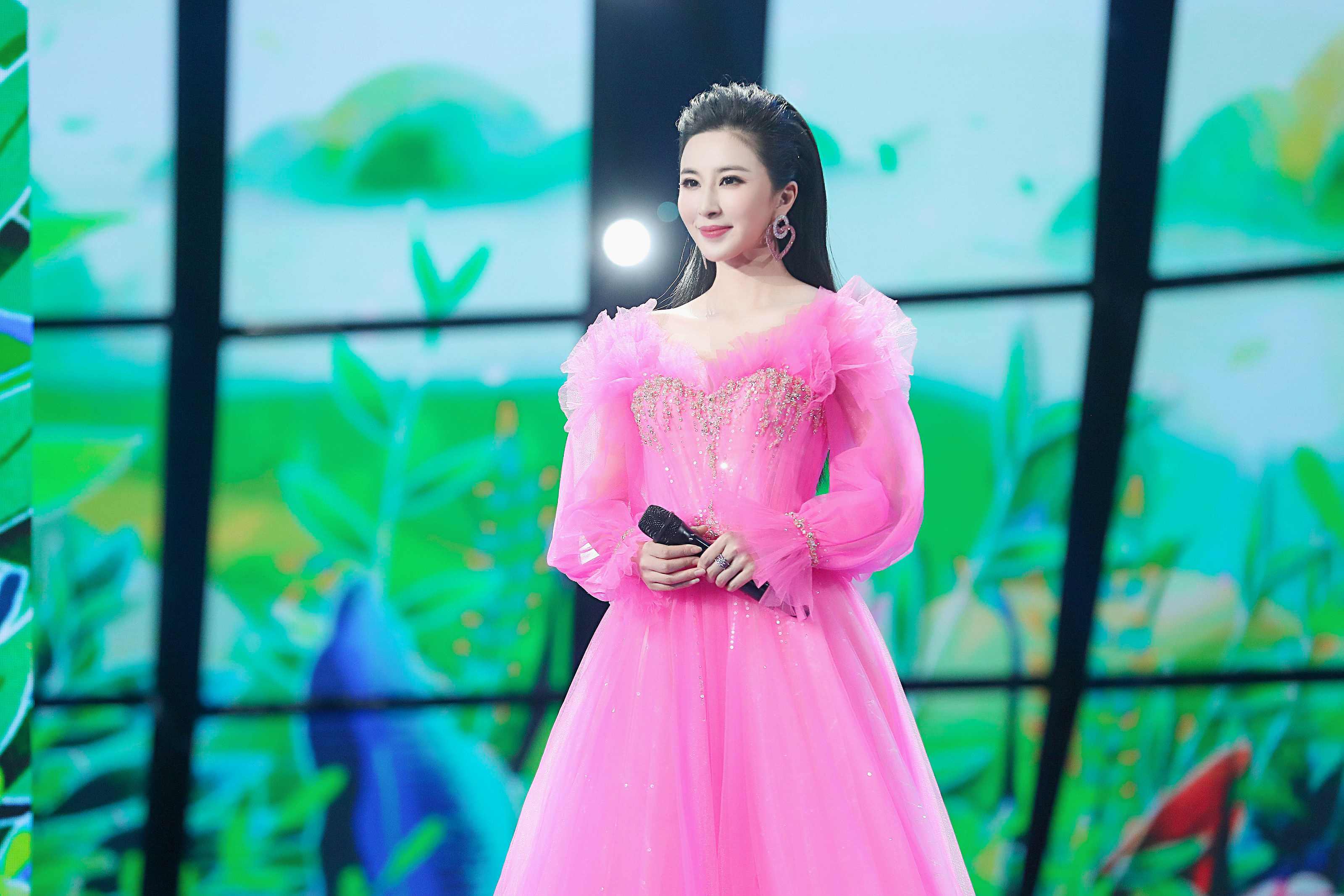 冬奥文化推广使者伊丽媛再度加盟中国文联百花迎春 (3).jpg