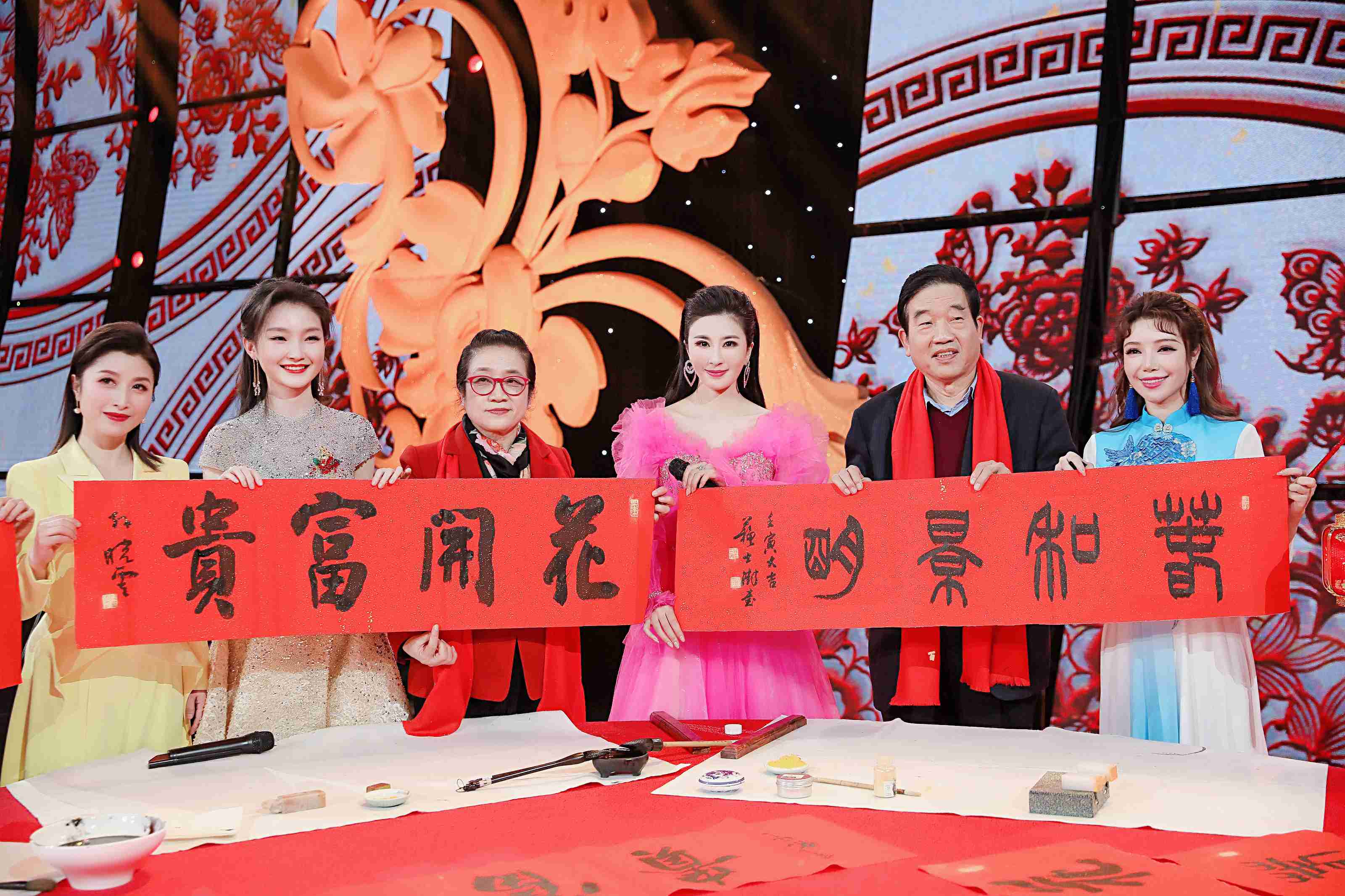 冬奥文化推广使者伊丽媛再度加盟中国文联百花迎春 (7).jpg