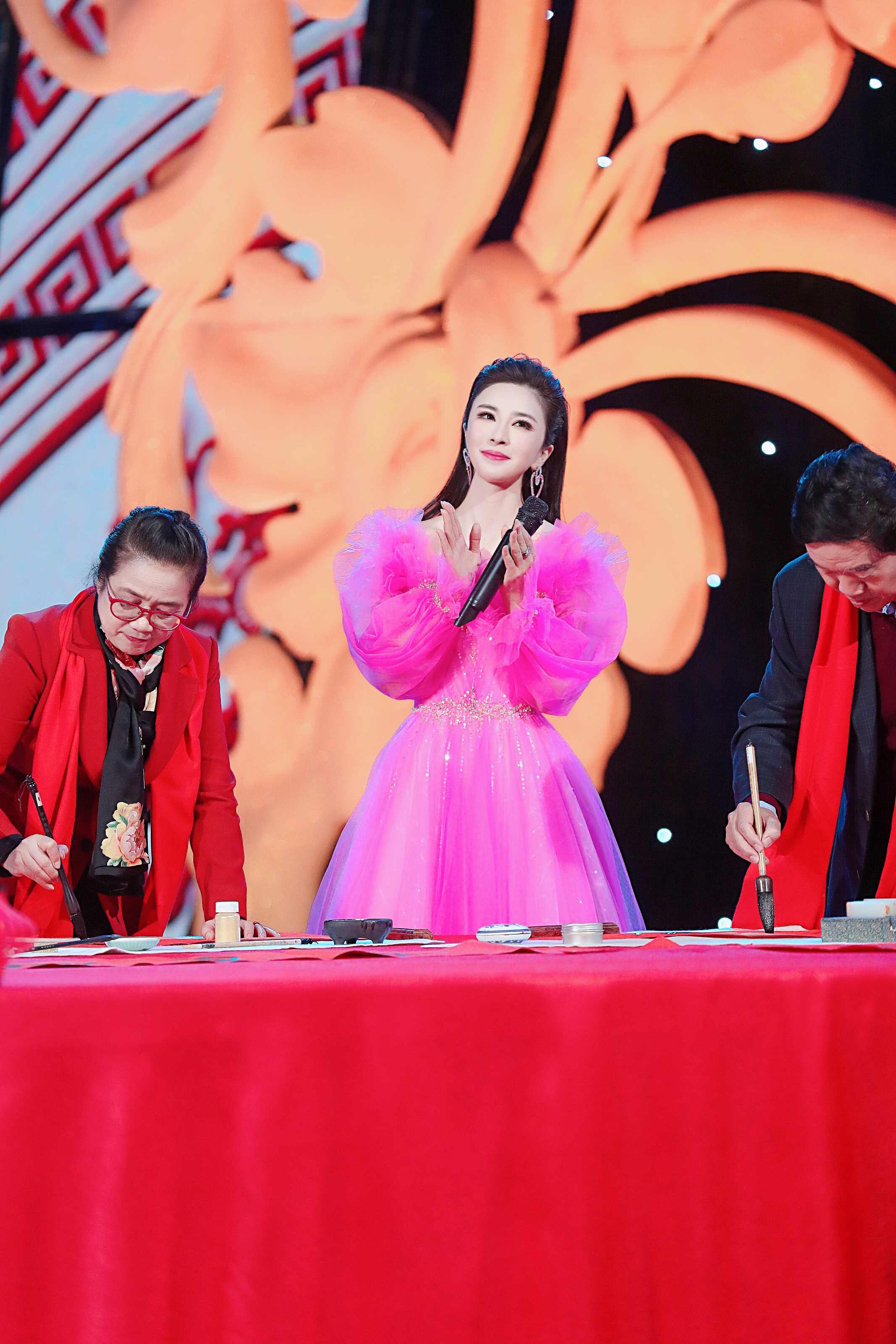 冬奥文化推广使者伊丽媛再度加盟中国文联百花迎春 (5).jpg