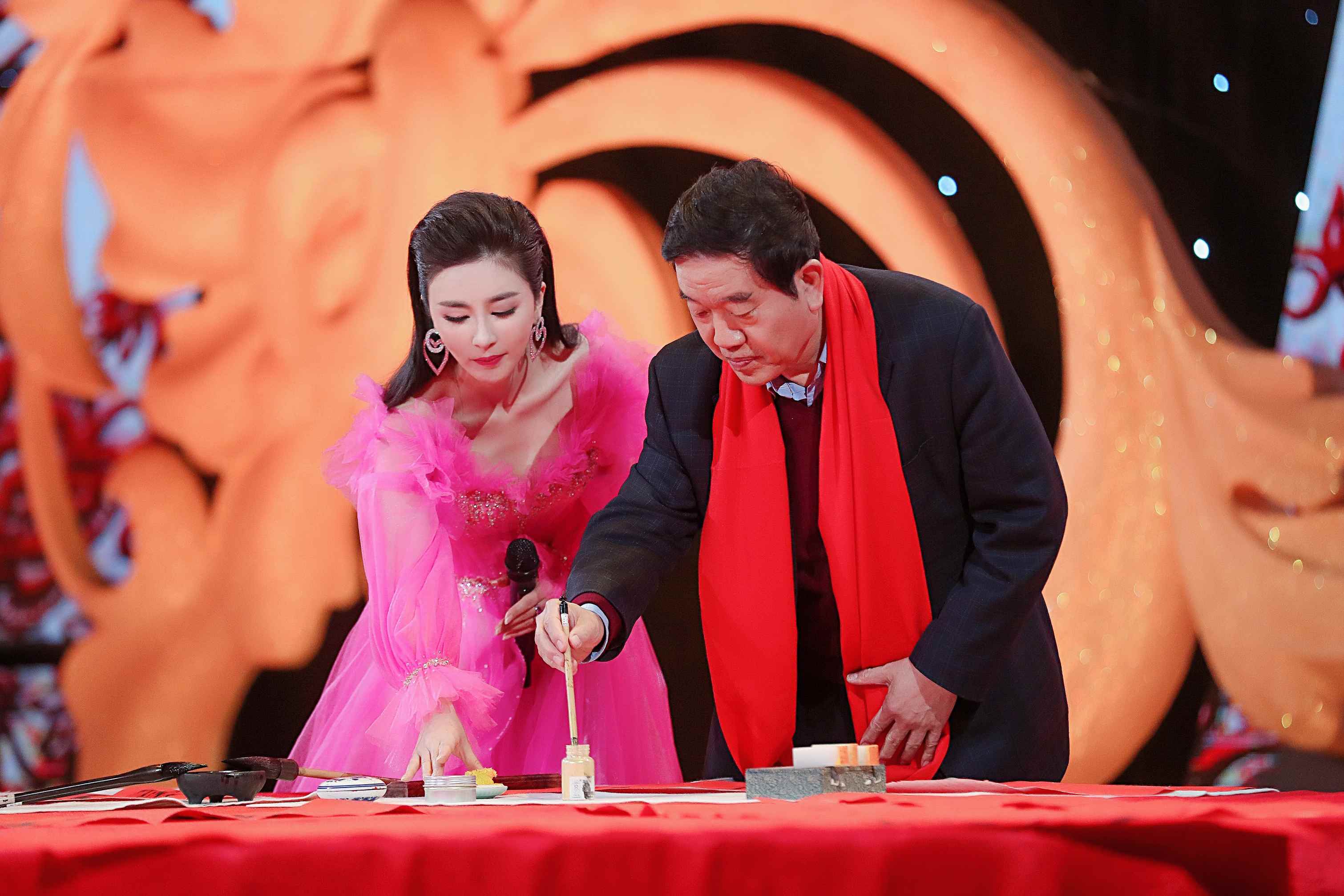 冬奥文化推广使者伊丽媛再度加盟中国文联百花迎春 (8).jpg