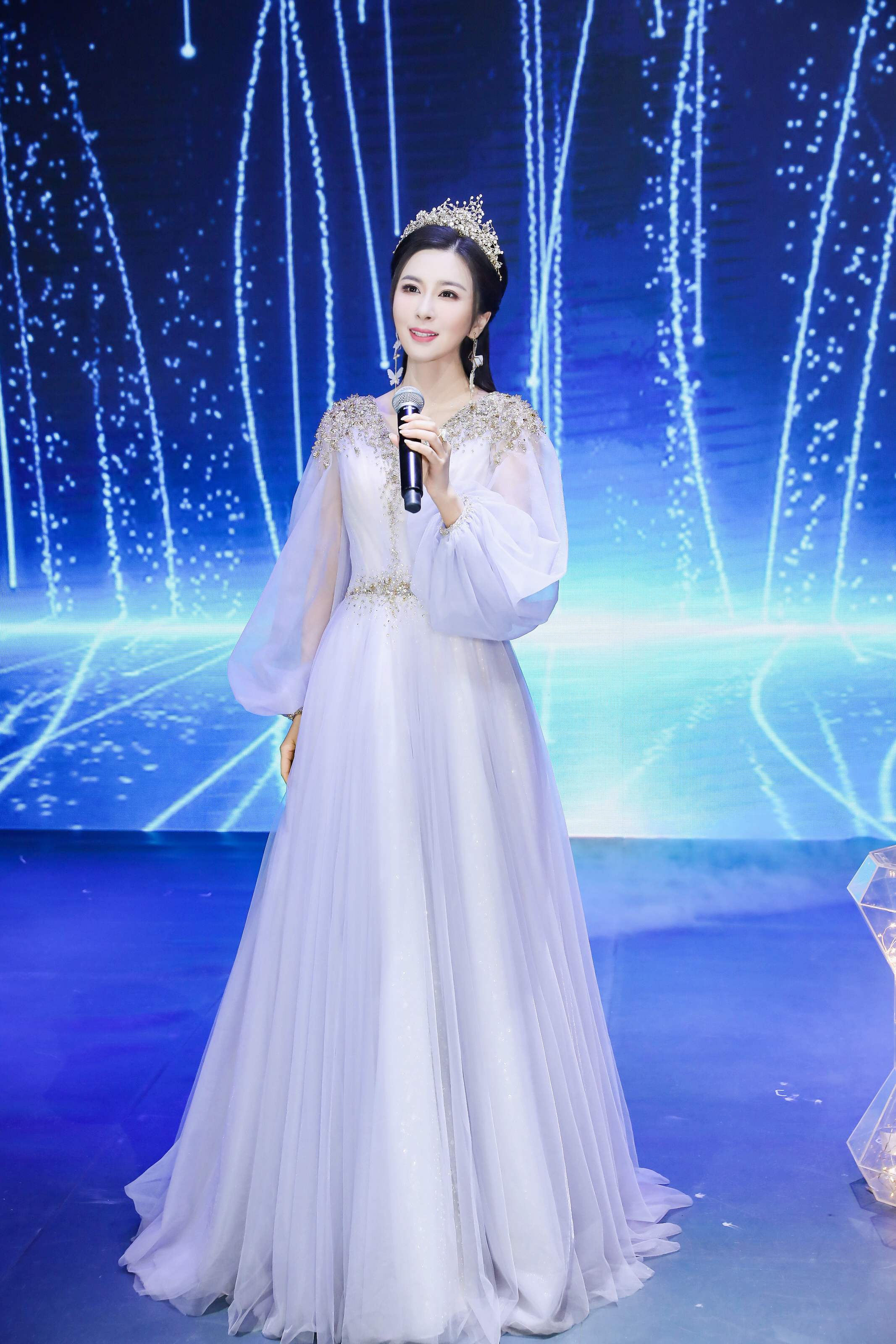 伊丽媛携手胡彦斌唱响东方卫视春晚 (2).jpg