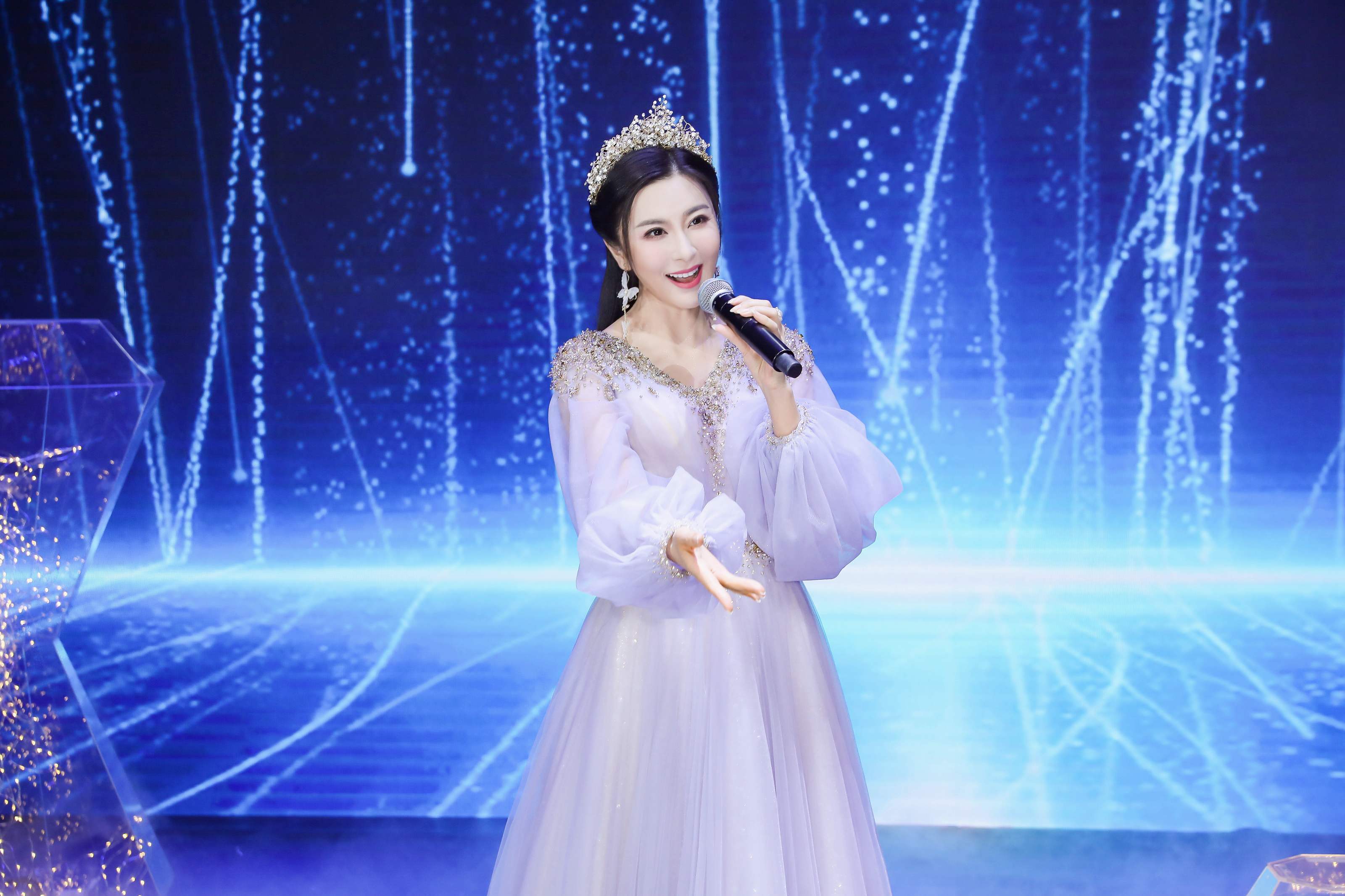 伊丽媛携手胡彦斌唱响东方卫视春晚 (3).jpg