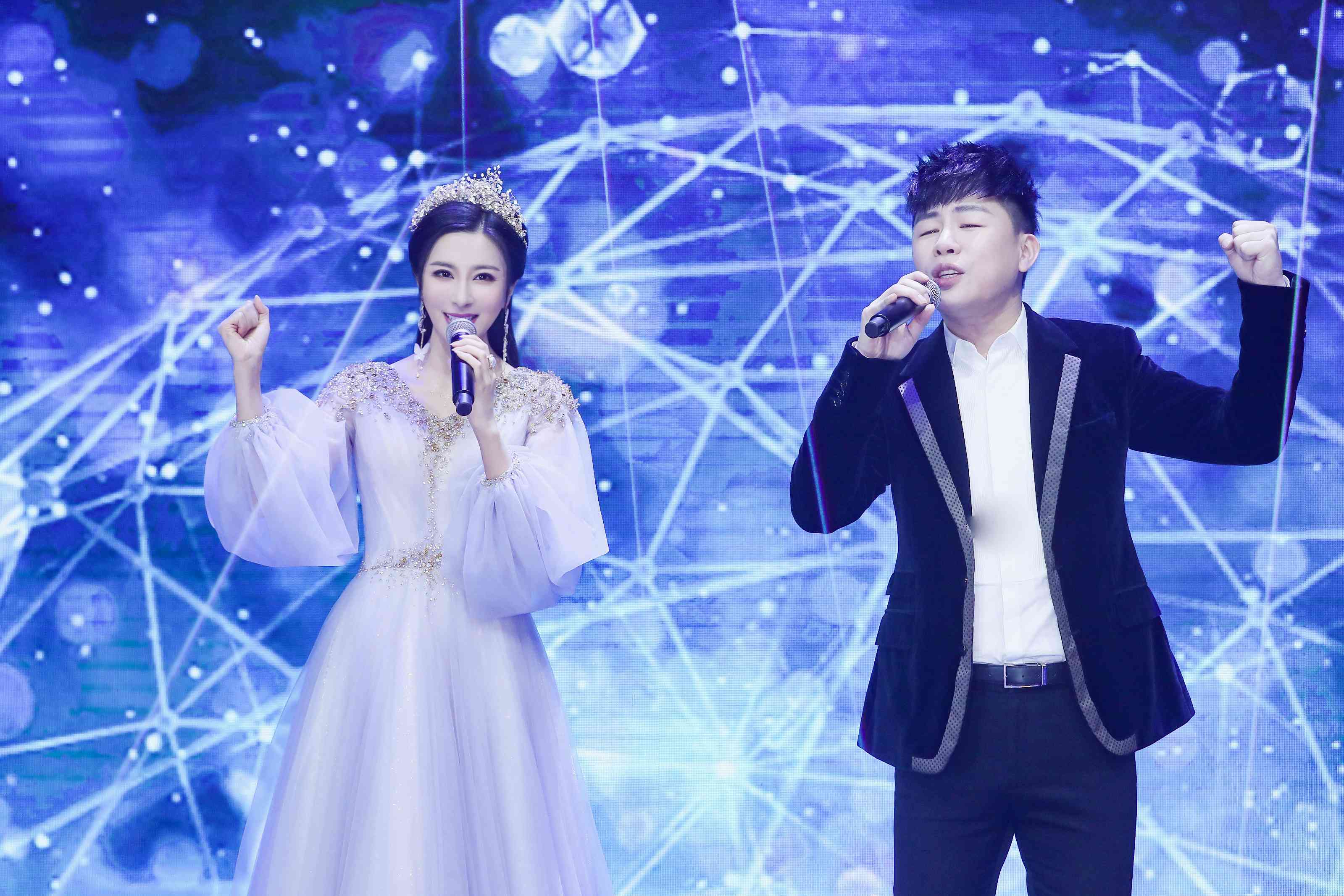 伊丽媛携手胡彦斌唱响东方卫视春晚 (5).jpg