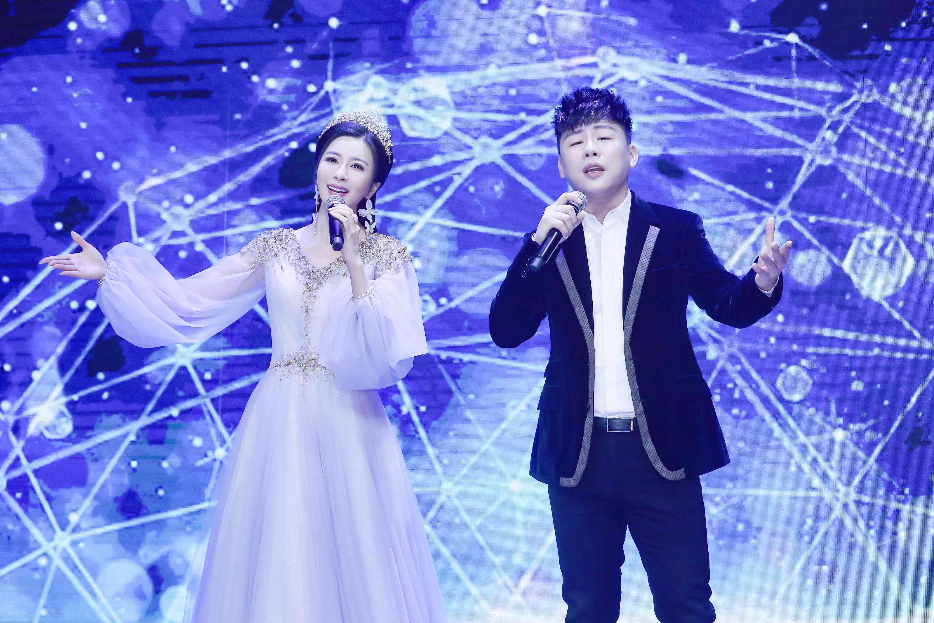 伊丽媛携手胡彦斌唱响东方卫视春晚 (6).jpg