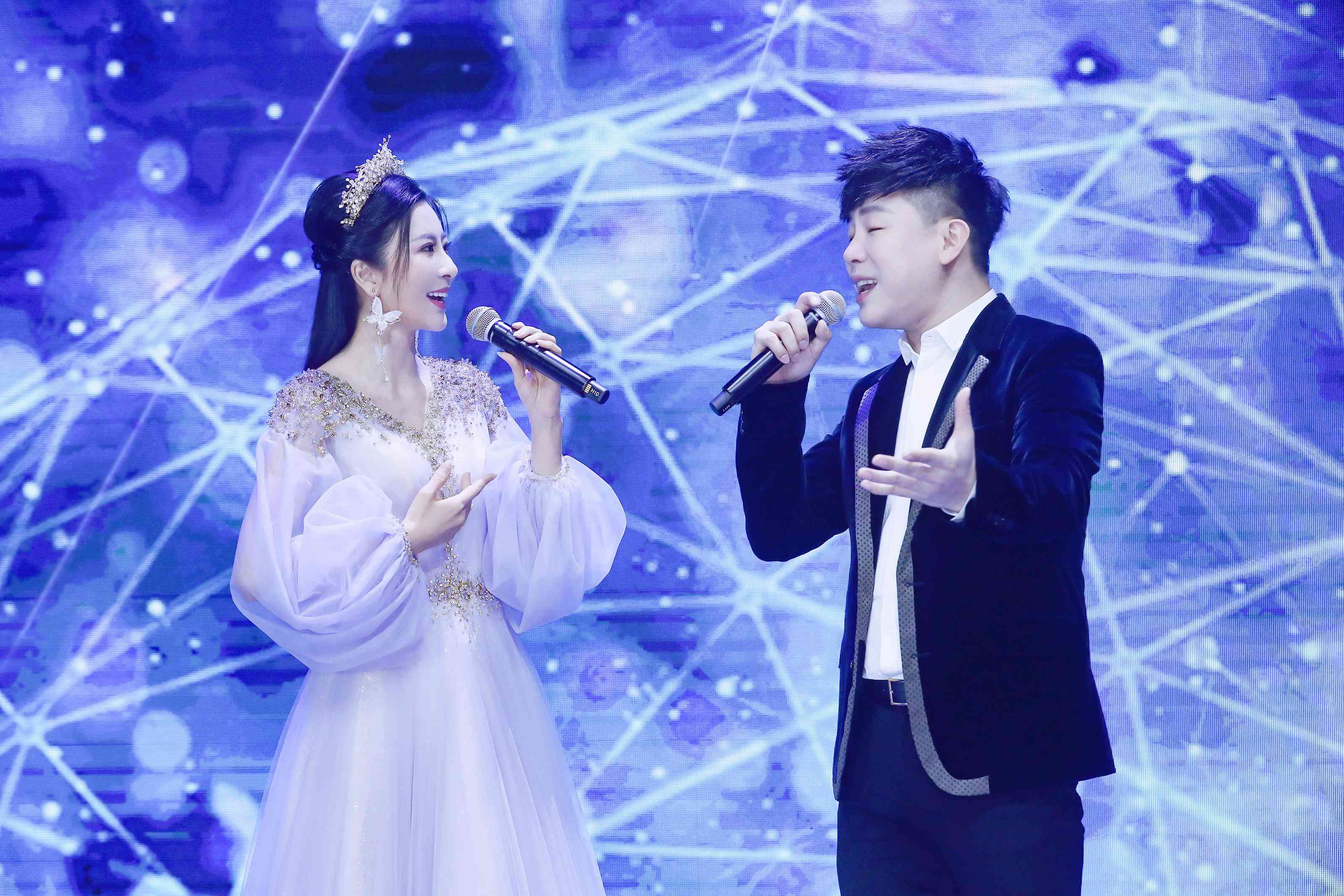 伊丽媛携手胡彦斌唱响东方卫视春晚 (4).jpg